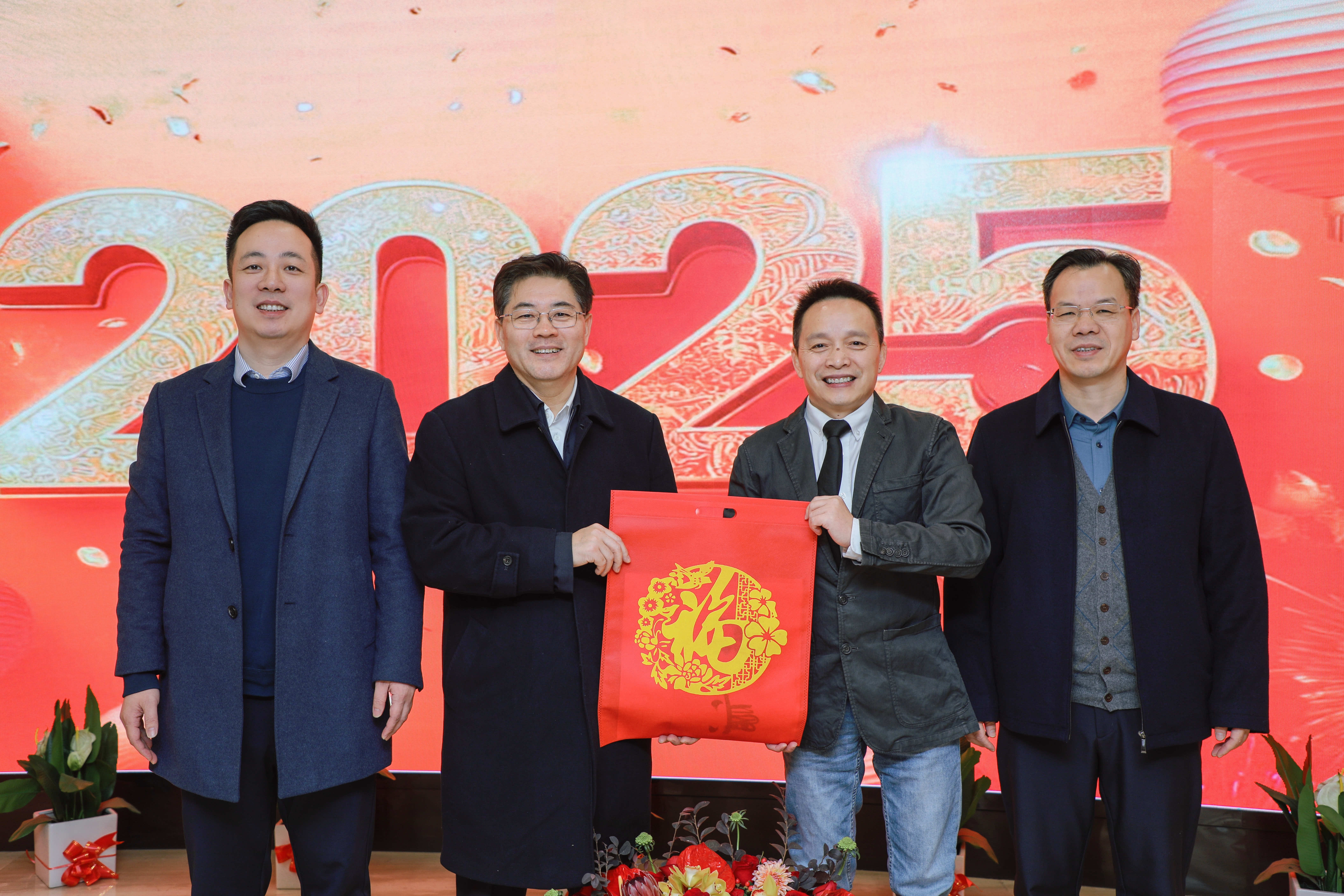 省委統戰部部長(cháng)隋忠誠一行到鹽津鋪子開(kāi)展春節走訪(fǎng)慰問(wèn)